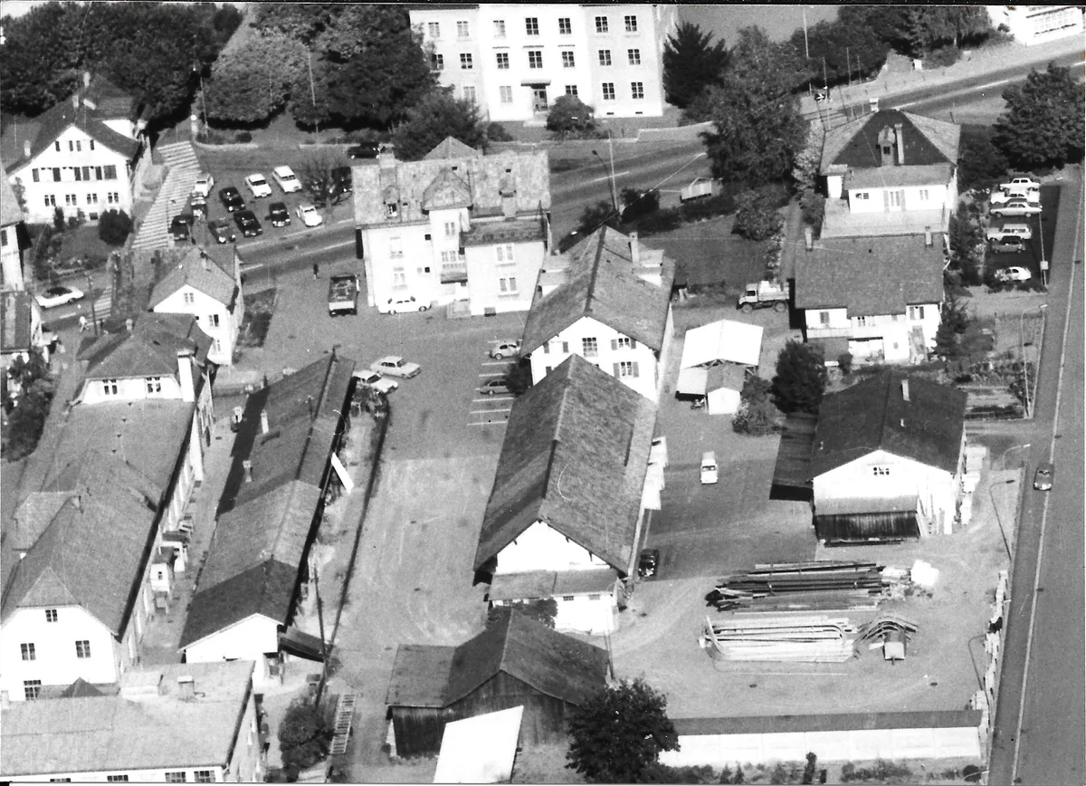 Prognosen gingen in den 70er Jahren von einem Dübendorf mit 40’000 Einwohner aus. Das Leepüntareal 1971 mit dem alten Marktplatz. Dübendorf aus der Luft, Leepüntareal, alter Marktplatz. Aufnahme von 1971.